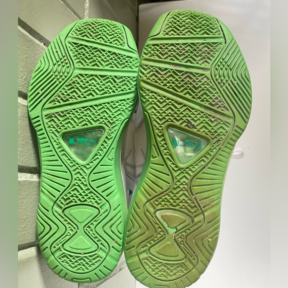 Size 6.5Y Nike Max LeBron 11 Low Easter Green and White - Picture 7 of 7